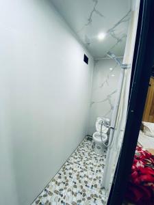 ein kleines Bad mit WC in einem Zimmer in der Unterkunft Homestay Chinh Bi in Yên Bái