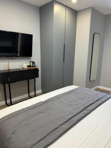 TV a/nebo společenská místnost v ubytování L’Hotel Tirana