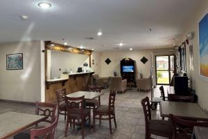 Reštaurácia alebo iné gastronomické zariadenie v ubytovaní Days Inn & Suites by Wyndham Eunice