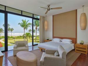 sypialnia z łóżkiem i widokiem na ocean w obiekcie Hyatt Regency Danang Resort and Spa w mieście Da Nang