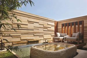 eine Terrasse mit einer Badewanne vor einem Gebäude in der Unterkunft Hyatt Regency Danang Resort and Spa in Đà Nẵng