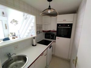 Kuchyňa alebo kuchynka v ubytovaní Charmant Duplex Quartier de la Chaume - 4 pers