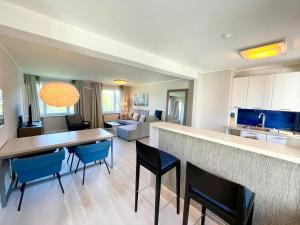 a kitchen and living room with a table and chairs at Seeadler mit Meerblick in Binz