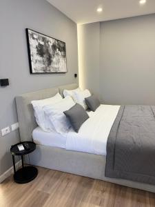 Postel nebo postele na pokoji v ubytování L’Hotel Tirana
