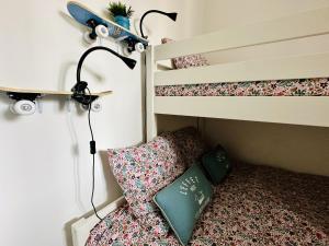 Postel nebo postele na pokoji v ubytování Appartement rénové dans demeure historique - remblai des Sables!