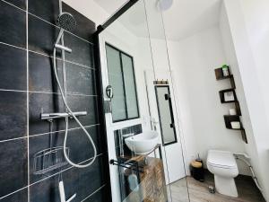 Kúpeľňa v ubytovaní Appartement rénové dans demeure historique - remblai des Sables!