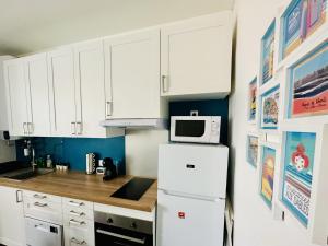 Kuchyň nebo kuchyňský kout v ubytování Appartement rénové dans demeure historique - remblai des Sables!