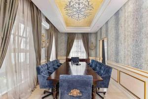 una sala da pranzo con tavolo e sedie blu di The White House a Johannesburg