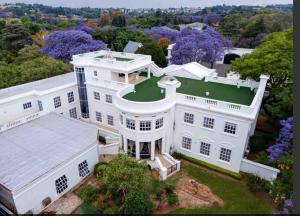 una vista aerea su un grande palazzo bianco di The White House a Johannesburg