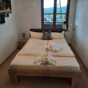 um quarto com uma cama com duas bonecas em Ferienwohnung Leni em Sonthofen