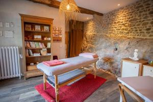 una habitación con una capacidad en La Fée Capucine - Chambres et table d'hôtes - Espace bien-être et massages, en Saint-Galmier