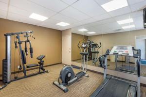 Fitness centrum a/nebo fitness zařízení v ubytování Suburban Studios Gainesville