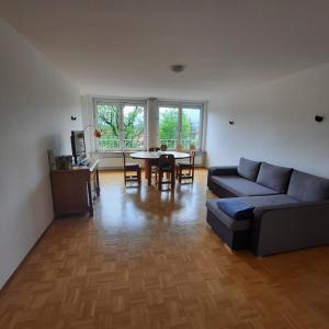 ein Wohnzimmer mit einem Sofa und einem Tisch in der Unterkunft Allgäu Auszeit in Sonthofen
