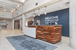 a lobby with a welcomeelcome to the showroom at Hampton Inn Kansas City - Downtown Financial District in Kansas City