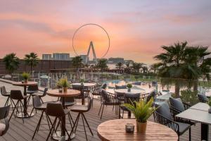 A restaurant or other place to eat at Bahar JBR Apartment by HAPPY SEASON