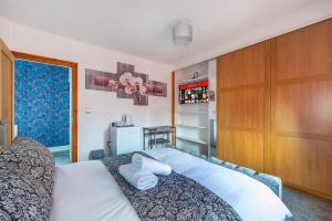 una camera da letto con un letto e due asciugamani di *RC98BL* For your most relaxed & Cosy stay + Free Parking + Free Fast WiFi * a Farnley