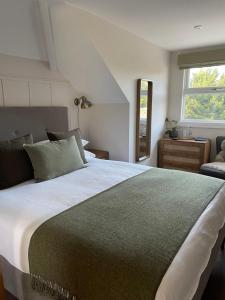 Un dormitorio con una cama grande y una ventana en Falmouth Bay en Falmouth