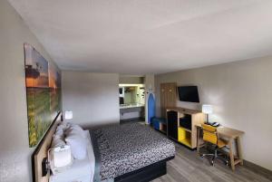 TV a/nebo společenská místnost v ubytování Days Inn Windcrest by Wyndham San Antonio + 3 fotografie