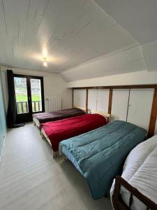 1 Schlafzimmer mit 2 Betten in einem Zimmer in der Unterkunft Belle maison de 140 m2 in Villard-de-Lans