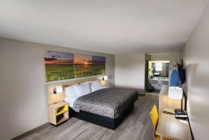 Postel nebo postele na pokoji v ubytování Days Inn Windcrest by Wyndham San Antonio
