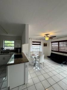 Η κουζίνα ή μικρή κουζίνα στο Beautiful Home in Florida