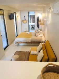 uma sala de estar com duas camas e um sofá em Ronda Center Apartments with Pool em Ronda