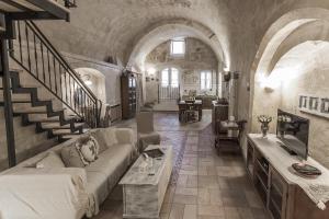 a living room with a couch and a tv at Il Tempo Ritrovato in Matera