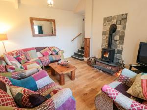 sala de estar con sofás y chimenea en The Grange en Whitby
