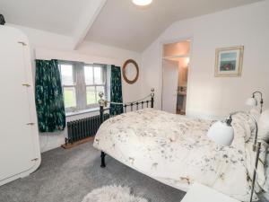 1 dormitorio con cama y ventana en The Grange en Whitby