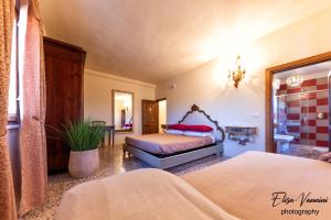 um quarto com 2 camas e um espelho em Camere 4 stagioni Agriturismo Vialto em Forcoli