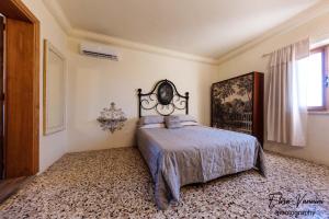 um quarto com uma cama num quarto em Camere 4 stagioni Agriturismo Vialto em Forcoli