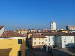 Blick auf eine Stadt mit Gebäuden in der Unterkunft Novi Outlet Apartment in Novi Ligure