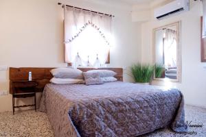 um quarto com uma cama e uma janela em Camere 4 stagioni Agriturismo Vialto em Forcoli