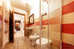 uma casa de banho com um WC e um lavatório em Camere 4 stagioni Agriturismo Vialto em Forcoli