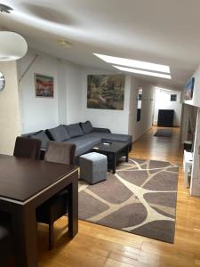 sala de estar con sofá y mesa en Double bedroom apartment in Belgrade en Belgrado