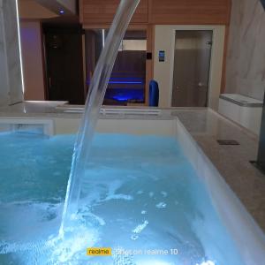 bañera de hidromasaje con fuente de agua en mya luxury rooms and wellness, en Melendugno