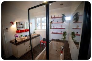 Un baño con bañera y dos lavabos y ducha. en La Chaumière Alsacienne, en Ebersmunster 21 fotos más