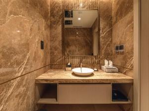 Ένα μπάνιο στο Rixos Premium Qetaifan Island North