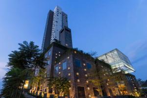 un gran edificio con un edificio alto en Alila Solo en Solo