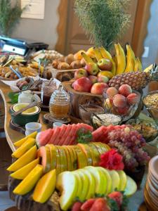 stół z dużą ilością różnych rodzajów owoców w obiekcie Refúgio dos Coiotes w mieście Cambará
