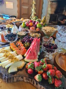 uma mesa coberta com lotes de diferentes tipos de frutos em Refúgio dos Coiotes em Cambará