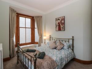 1 dormitorio con cama y ventana en 23 Chatsworth Square en Carlisle