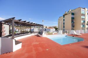 a swimming pool on the roof of a building at House Amendoeiras in Vilamoura