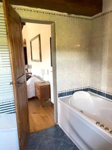 Letto o letti in una camera di Farmhouse with pool in the Chianti