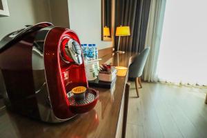 un aparato rojo sentado sobre una mesa en Holiday Inn Bursa - City Centre, an IHG Hotel, en Bursa