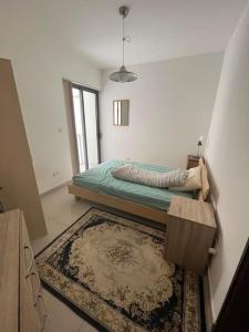 um quarto com uma cama e um tapete no chão em Kolbe Residence em St. Paul's Bay