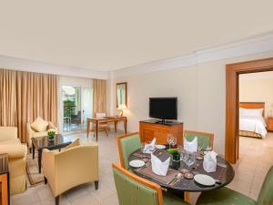 um quarto com uma mesa de jantar e uma sala de estar em Swissôtel Sharm El Sheikh All Inclusive Collection em Sharm el Sheikh