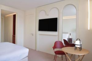 Doubletree By Hilton Ben Guerir Hotel & Residences的电视和/或娱乐中心