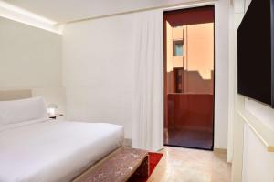 Doubletree By Hilton Ben Guerir Hotel & Residences客房内的一张或多张床位