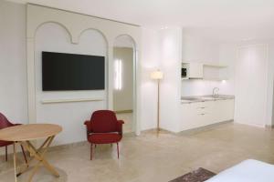 Doubletree By Hilton Ben Guerir Hotel & Residences的厨房或小厨房